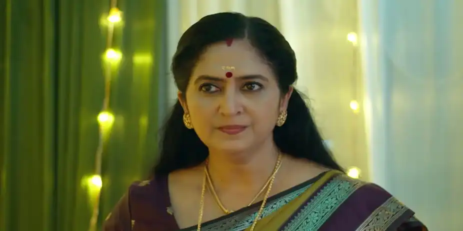 An Ascetic Attends Parvathi's Mehndi Ceremony - Valyettan