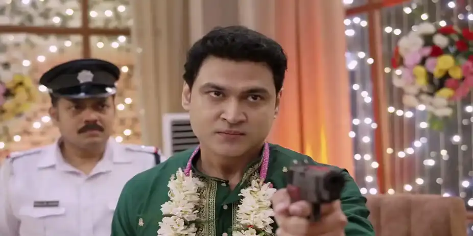 Jeet Points a Gun at Nisha - Jowar Bhanta