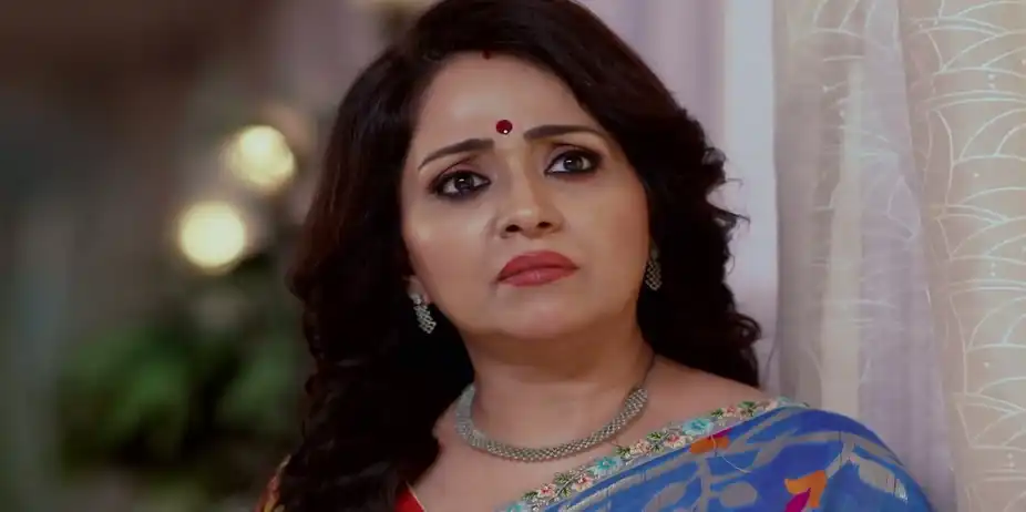 Meenakshi Spots Anushree Secretly Talk to Kusum - Kusum