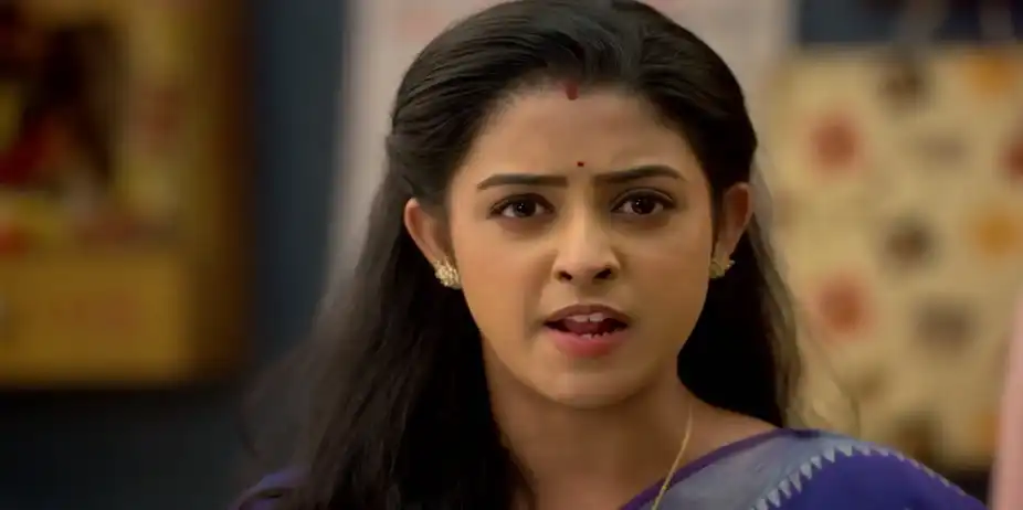 Parul Reviews the CCTV Footage - Parineeta