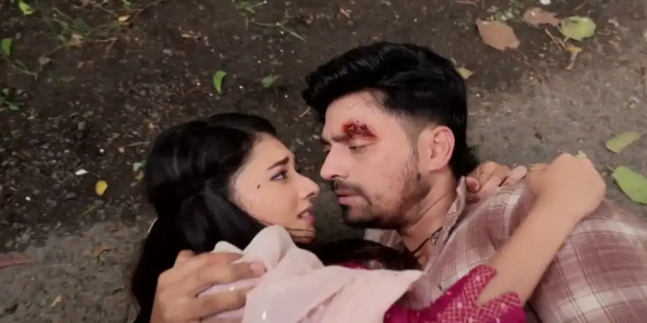 Shaon Tends to a Wounded Shubho - Saat Pake Bandha