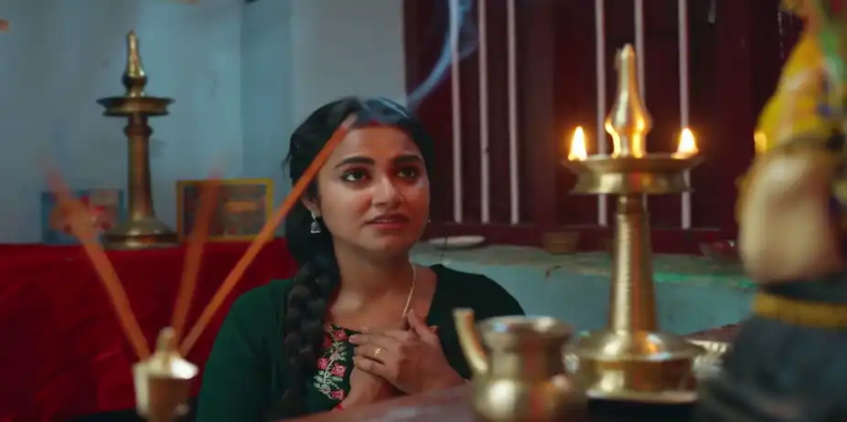 Radhika Prays To God - Snehapoorvam Shyama