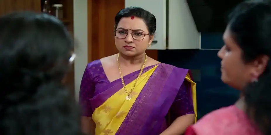 Padmavathy Gives a Piece of Her Mind to Ambika - Akale
