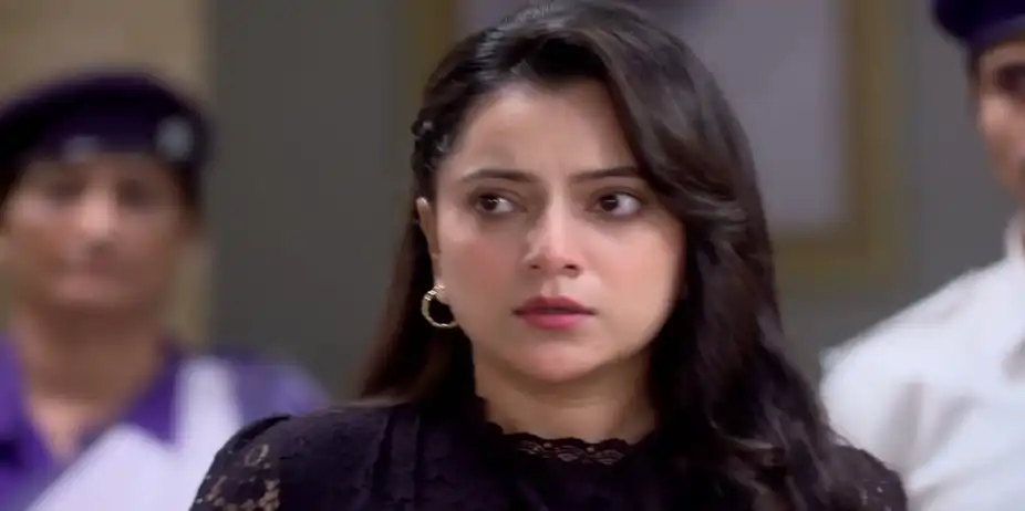 Parul Calls the Cops - Parineeta