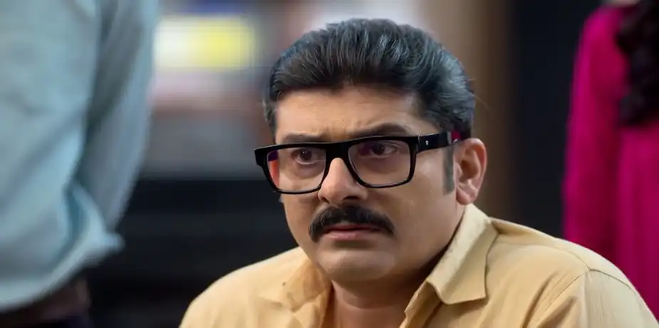 Parul Is Warned by a Police Officer - Parineeta