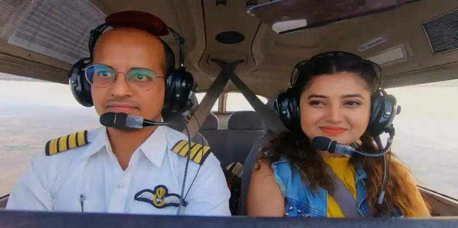 Mast Maharashtra S1 E17 - Prajakta flies an aircraft in Dhule - Mast Maharashtra