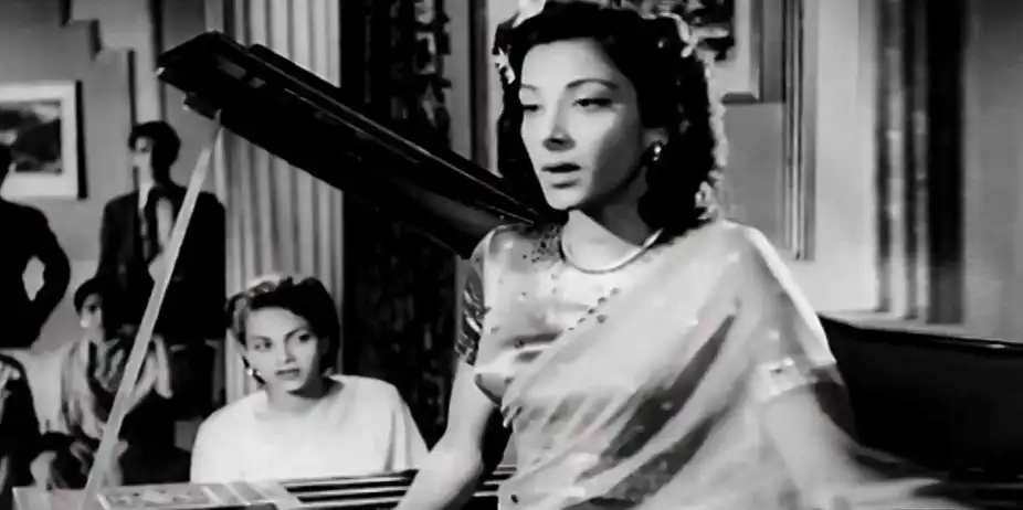 Meri Laadli Ri Bani Hai Taron Ki Tu Rani