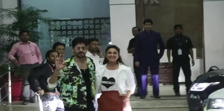 Pari-Sid Spotted At Airport
