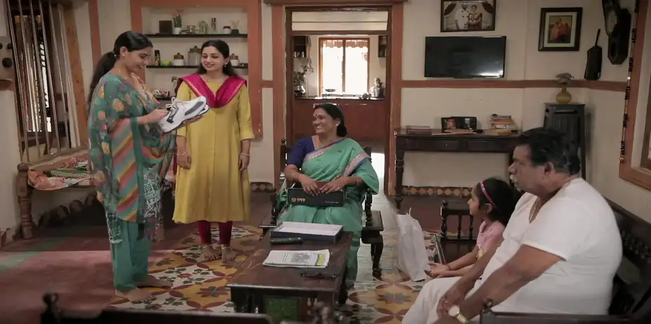 Azhagae Azhagu S1 E170 - Lakshmi Gets New Shoes for Walking