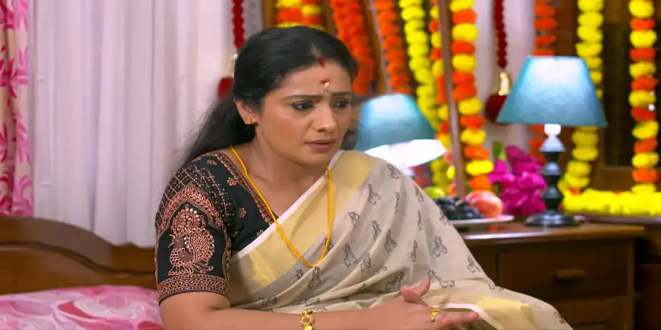Kudumbavilakku S1 E781 - Sumithra Worries about Her Family