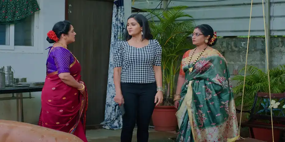 Karthika Deepam - Idi Nava Vasantham S2 E124 - Sumithra Fumes at Jyotsna