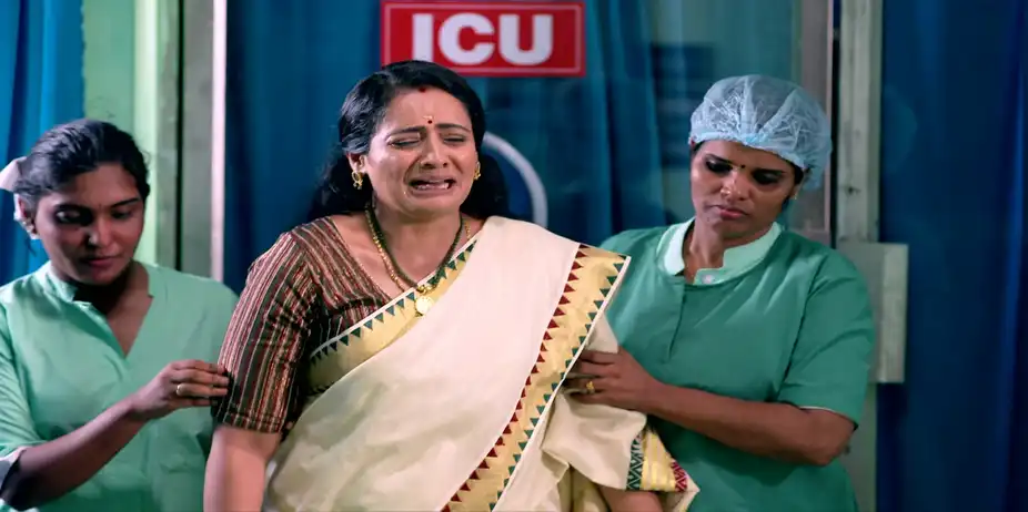 Kudumbavilakku S1 E990 - Sumithra Feels Shattered