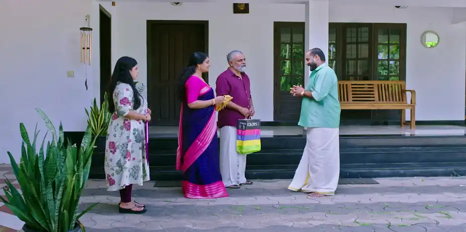 Santhwanam 2 S2 E722 - Achuthan Blocks Gomathi's Entry