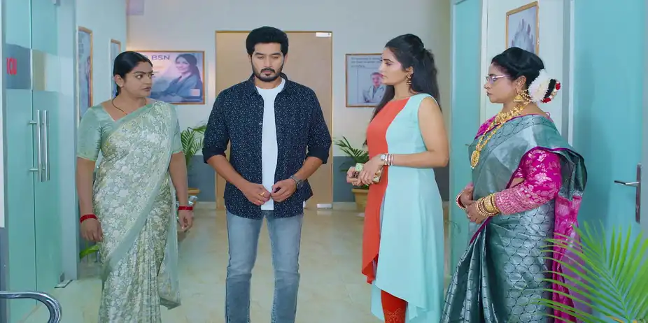 Karthika Deepam - Idi Nava Vasantham S2 E110 - Deepa Faces False Allegations