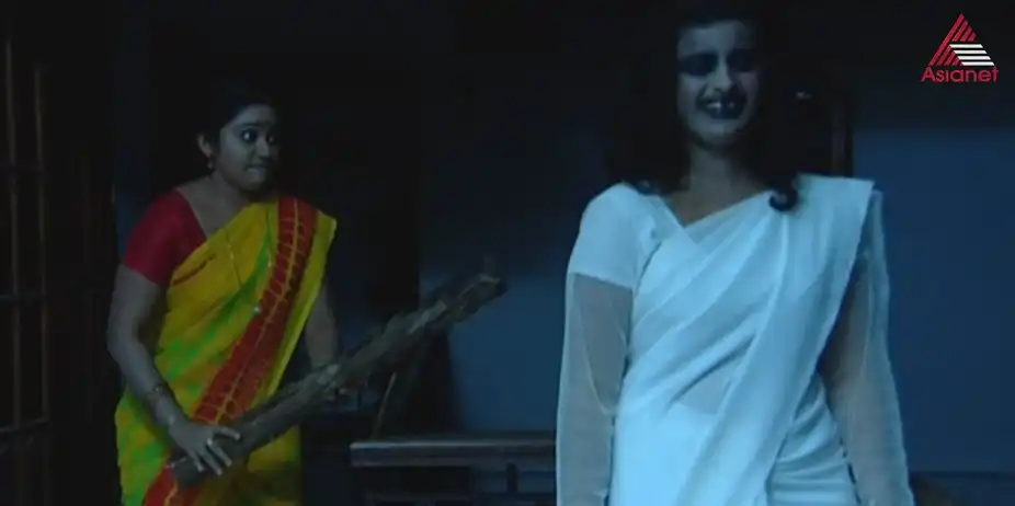 Chandanamazha S8 E27 - Amrutha manhandles Varsha