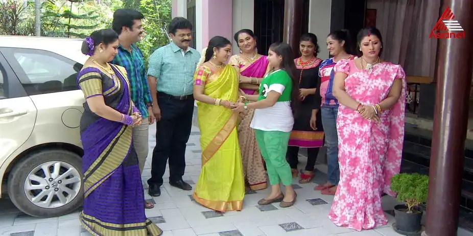 Chandanamazha S17 E25 - Amrutha Returns Back!