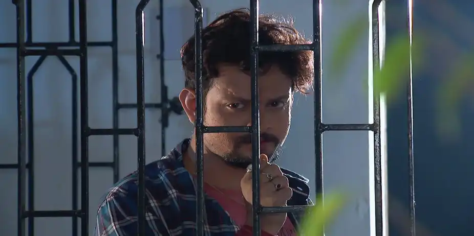 Ke Apon Ke Por S4 E49 - Sanjay Tries To Steal The File