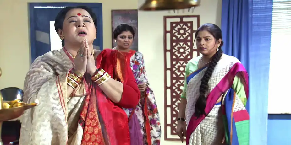 Punyi Pukur S10 E25 - Mamoni Prays For Debjit