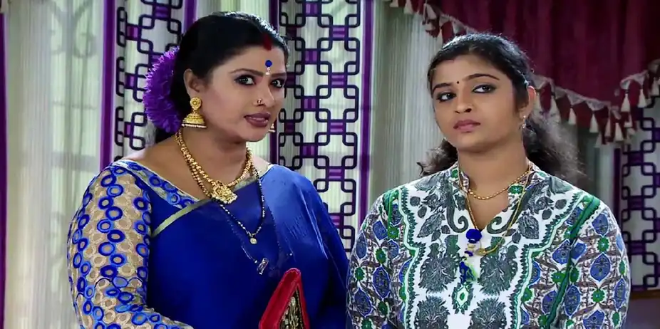 Chandanamazha S21 E30 - Varsha Leaves the Desai House