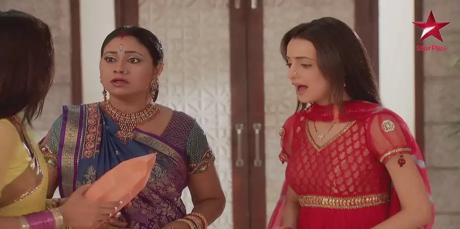 Iss Pyar Ko Kya Naam Doon S7 E33 - Manorama and Khushi get a parcel