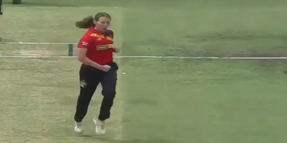 Darcie Brown's 3 for 41 | Match 17