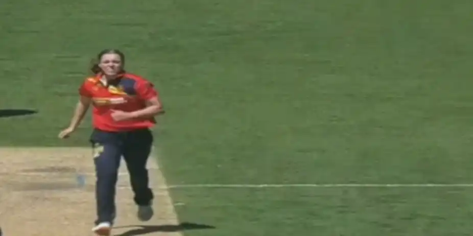 Eleanor Larosa's 3 for 26 | Match 41