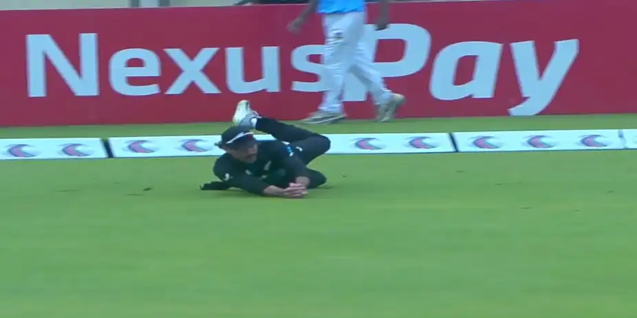 ASTONISHING! Tim Robinson dives to take a screamer