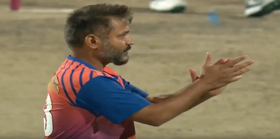 Praveen Gupta's 3 for 16 | Match 1