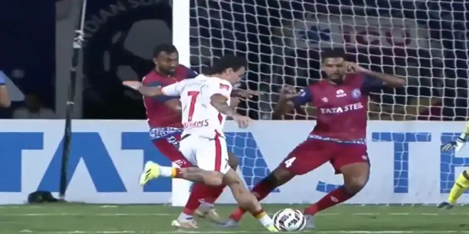 HEROIC STRIKE! Ryan Williams powers Bengaluru ahead before half-time