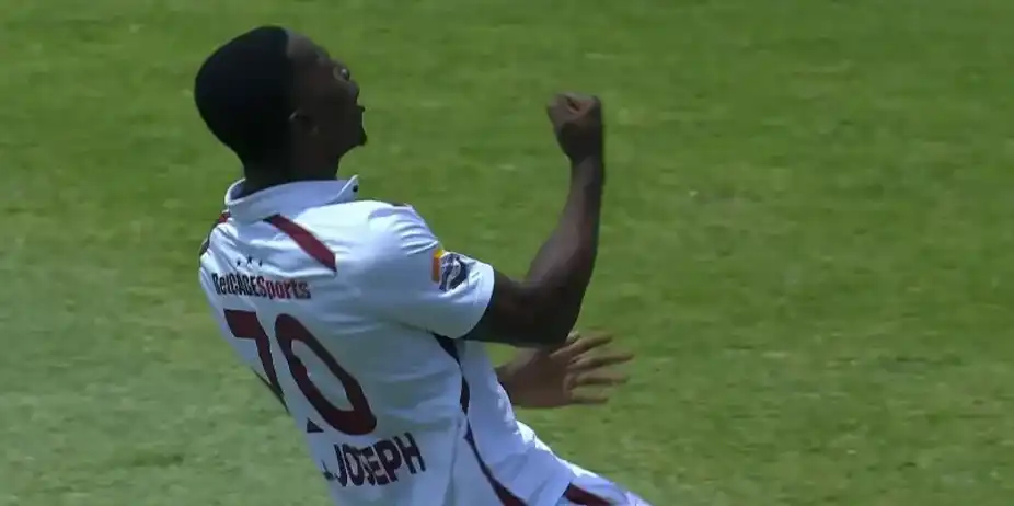 Nutmegged! Shamar Joseph began Day 3 proceedings in style