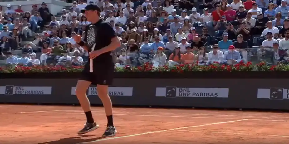 DROP SHOT MAGIC! Sinner pulls off a moment of genius