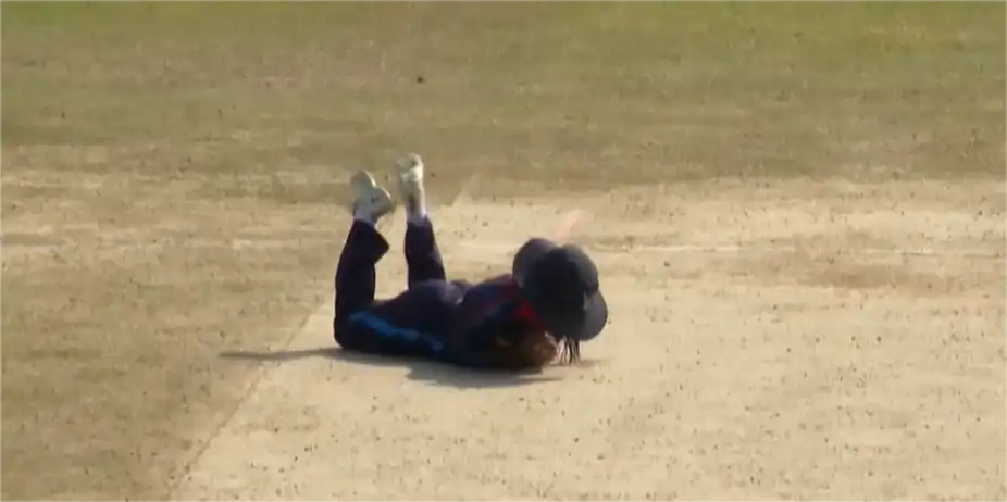 WHAT A GRAB! Jurriene Diergaardt claims a sensational catch