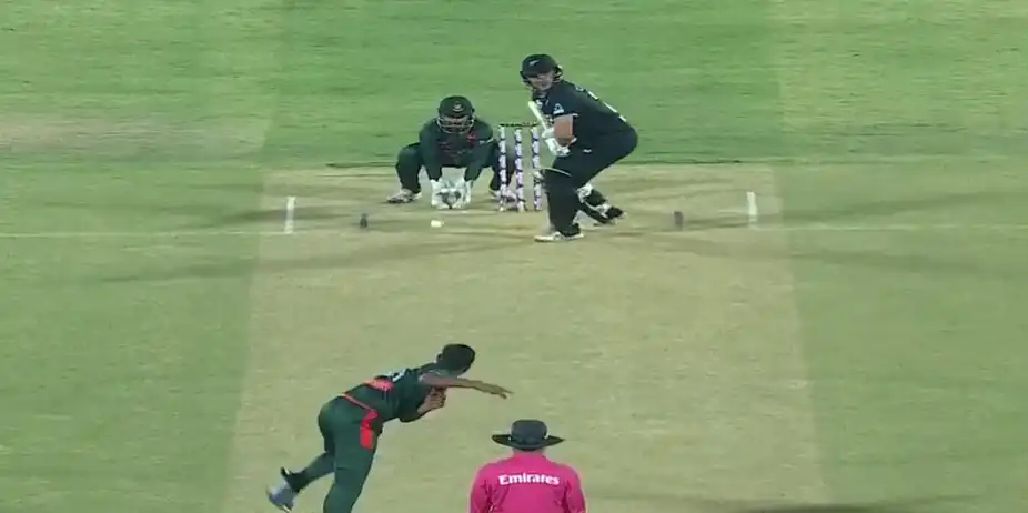 Back-To-Back Sixes! Foxcroft notches up his 2nd ODI fifty