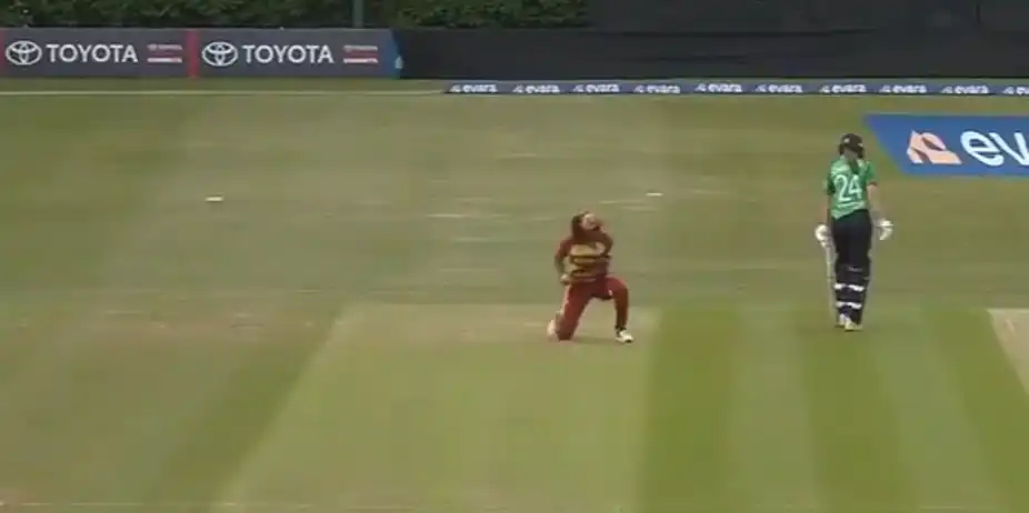 STUNNER! Matthews pulls off a sensational tumbling grab