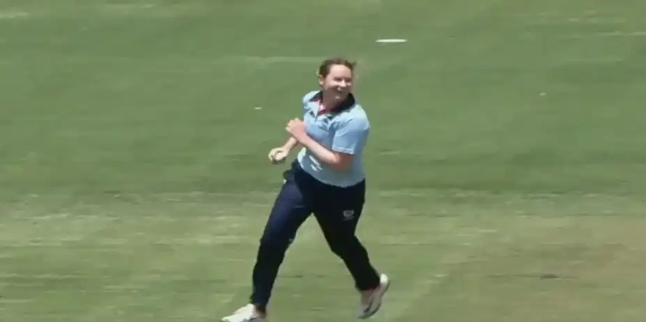 Lauren Cheatle's 3 for 34 | Match 20