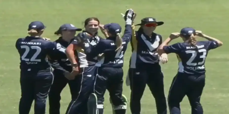 Tess Flintoff's 3 for 38 | Match 14