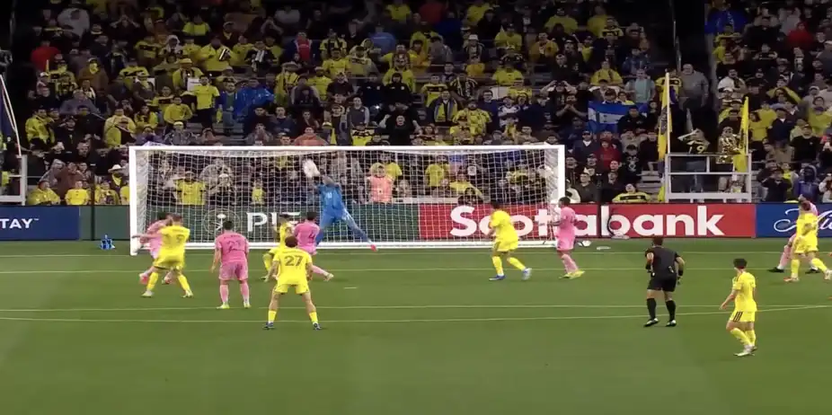 EXCEPTIONAL! Dayne St. Clair denies Sam Surridge with a huge save