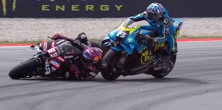Turn 5 Chaos! Jorge Martin's race ends after a dramatic collision