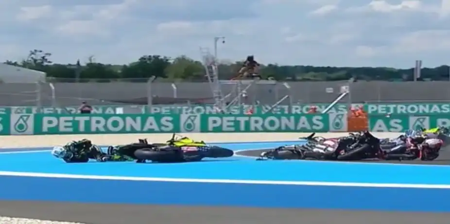 HUGE CRASH! Martin, Bez, Fernandez, and Aldeguer out on the first corner
