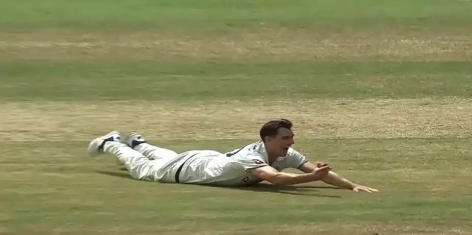 One-Hand Wonder! Cummins snatched a screamer