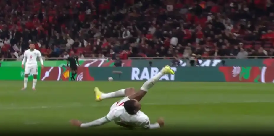 WOAH! El Kaabi nets a spectacular bicycle strike