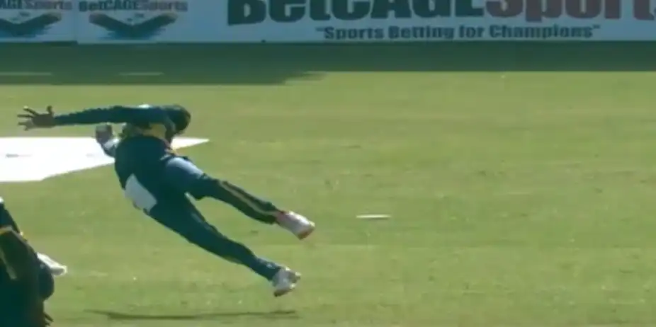 SENSATIONAL! Mendis' flying catch leaves everyone stunned