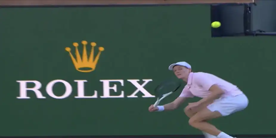 SINNER MASTERCLASS! Jannik paints the perfect backhand down the line