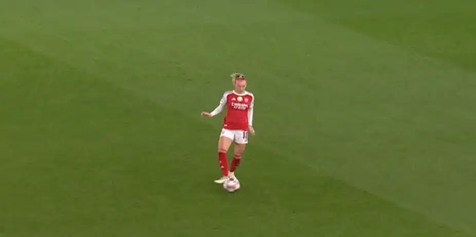 FROM DOWNTOWN! Chloe Kelly scores a thunderous goal