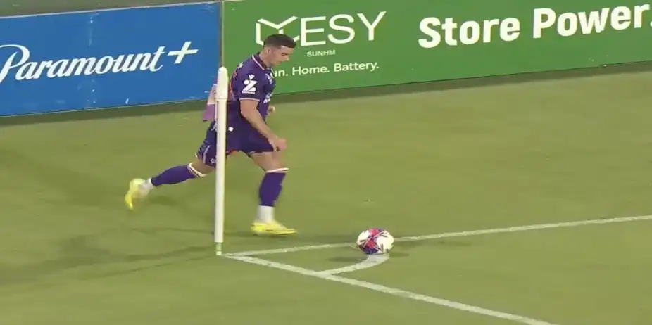 WORLDIE ALERT! Tom Lawrence scores an Olimpico against Mariners