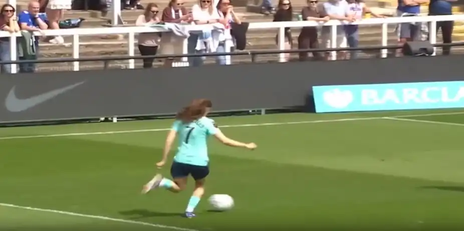 DEFYING GEOMETRY! Lucia Corrales pulls off the unthinkable