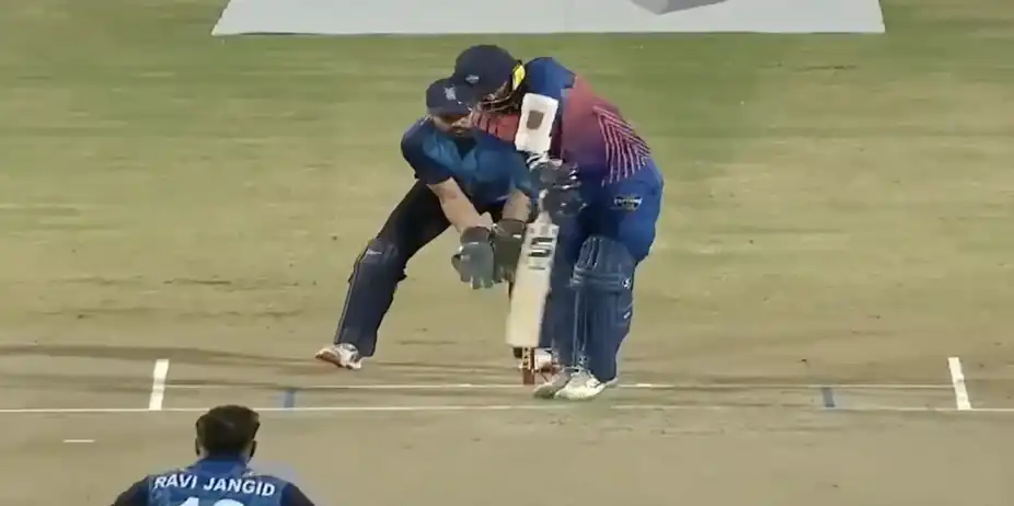 BAMBOOZLED! Ravi Jangid traps Hashim Amla in front of the stumps