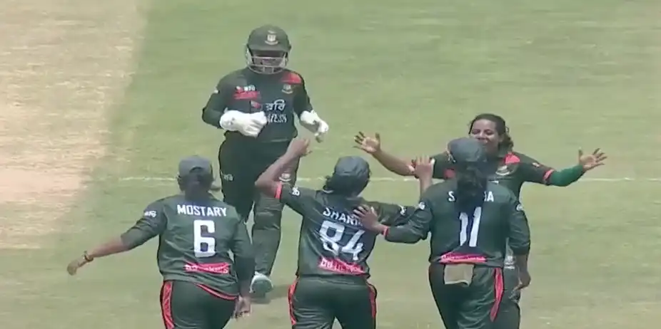 SCREAMER! Sarmin plucks a stunner to dismiss Kavisha 