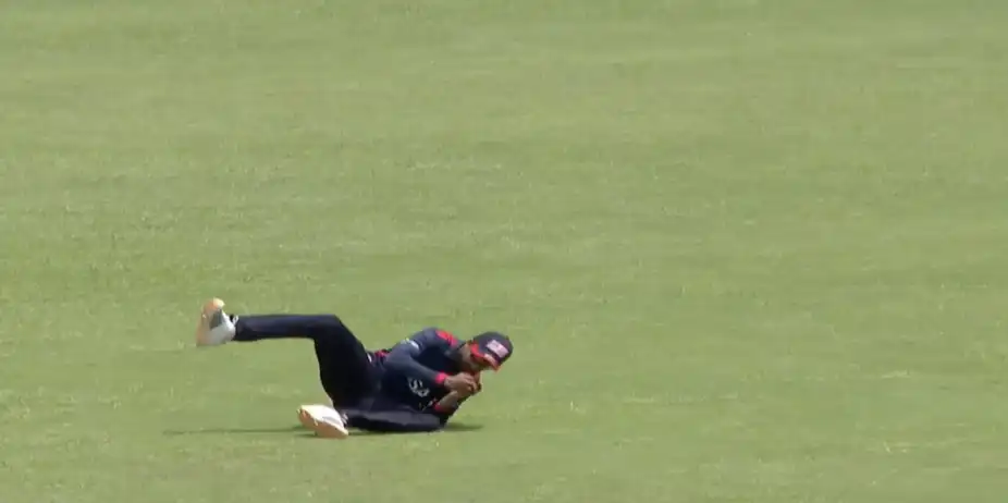 STUNNING! Shubham Ranjane pulls off a superb catch 