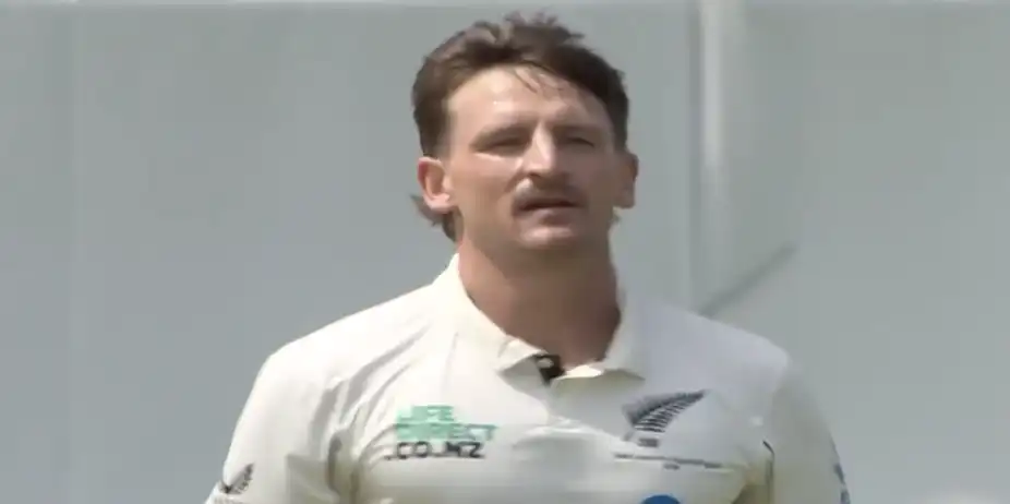 SENSATIONAL! Nathan Smith's double strike in the first over